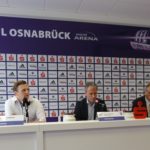 Angespannte Gesichter bei der Pressekonferenz zur Situation nach dem DFB-Pokalspiel VFL Osnabrück gegen RB Leipzig (v.l. M. Rüther, Jürgen Wehlend, Hermann Queckenstedt) © osradio