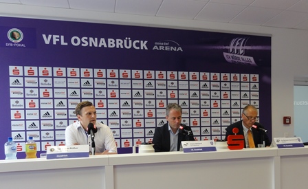 Angespannte Gesichter bei der Pressekonferenz zur Situation nach dem DFB-Pokalspiel VFL Osnabrück gegen RB Leipzig (v.l. M. Rüther, Jürgen Wehlend, Hermann Queckenstedt) © osradio