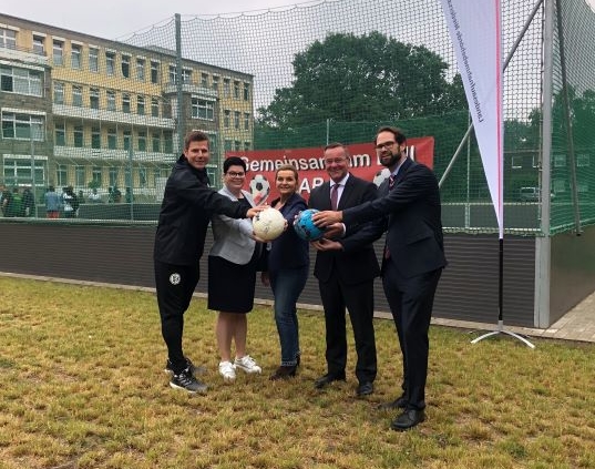 Niedersachsens Innenminister Boris Pistorius (2.v.r.) bei der Einweihung des Soccerplatzes - ©osradio
