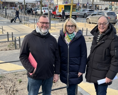 Sie haben den umgestalteten Bahnhofsvorplatz offiziell eröffnet: Mike Bohne, Fachbereichsleiter Geodaten und Verkehrsanlagen, Oberbürgermeisterin Katharina Pötter und Hartmut Dieckmann, Geschäftsführer der Baufirma Dieckmann (von links)
