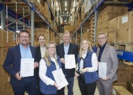 Besiegelten jetzt die Kooperation (v.li.): MaßArbeit-Vorstand Lars Hellmers, Kerstin Hüls, Servicestelle Schule-Wirtschaft MaßArbeit, Mailyn Düsterhues, Personallei-terin Franz Joseph Schütte GmbH, Harald Brinkmeyer, Fachkonferenzleiter Wirt-schaft der Realschule Wallenhorst, Daniela Höckelmann, Geschäftsführerin Franz Joseph Schütte GmbH, und Otto Steinkamp, Bürgermeister Wallenhorst. Foto: Uwe Lewandowski / MaßArbeit