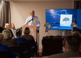 In der Schüchtermann-Klinik hat erstmals eine Gedenkfeier für verstorbene Patientinnen und Patienten stattgefunden. Auch Prof. Dr. Nicolas Doll, Chefarzt Herzchirurgie an der Schüchtermann-Klinik, sprach zu den Versammelten. Foto: Schüchtermann-Klinik/Opitz