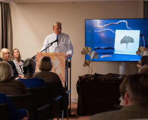 In der Schüchtermann-Klinik hat erstmals eine Gedenkfeier für verstorbene Patientinnen und Patienten stattgefunden. Auch Prof. Dr. Nicolas Doll, Chefarzt Herzchirurgie an der Schüchtermann-Klinik, sprach zu den Versammelten. Foto: Schüchtermann-Klinik/Opitz