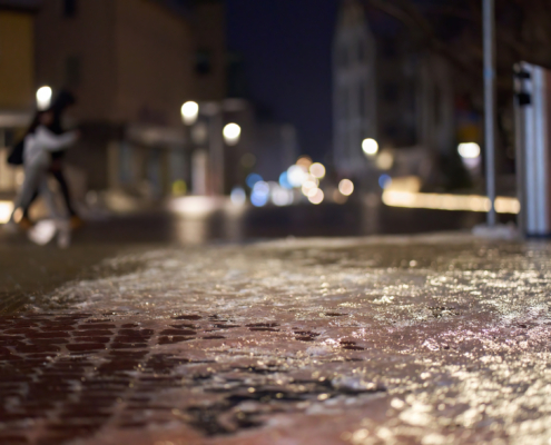 Die Klinik für Unfall-, Hand – und Wiederherstellungschirurgie des Marienhospitals Osnabrück gibt Hinweise, um sich sicher auf glatten Wegen zu bewegen und Stürze zu vermeiden. Foto: Adobe